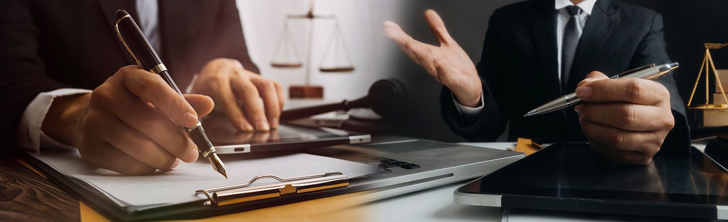 Zwei Anwälte sitzen am Tisch und sprechen über Dokumente